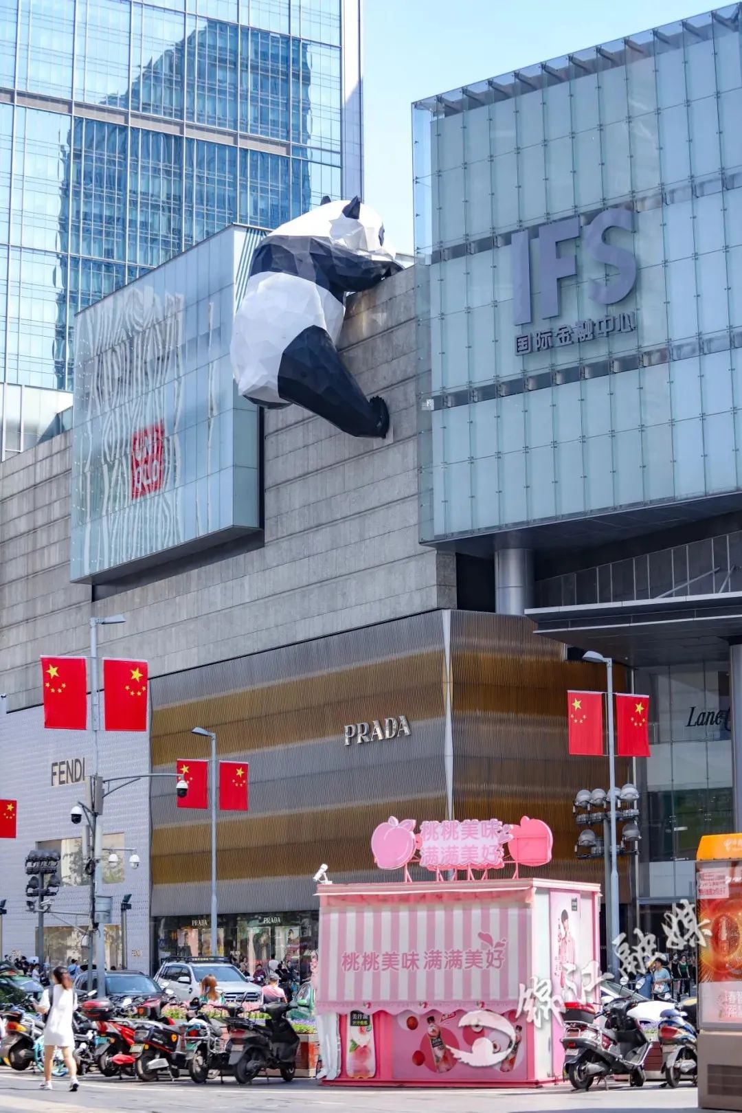 也成为成都的地标建筑不仅是春熙路的网红地标ifs的这只爬楼熊猫古典