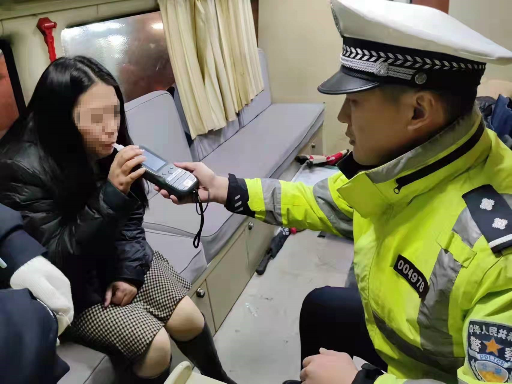 昨晚交警查獲三起醉駕三起酒駕其中一名女司機