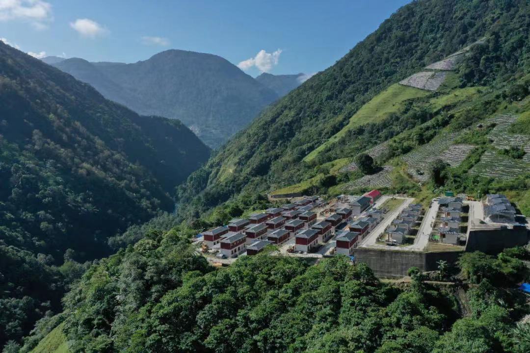 巴登村搬迁前的村址原貌 摄影:汤伟党的惠民政策搬开了堵在群众致富路