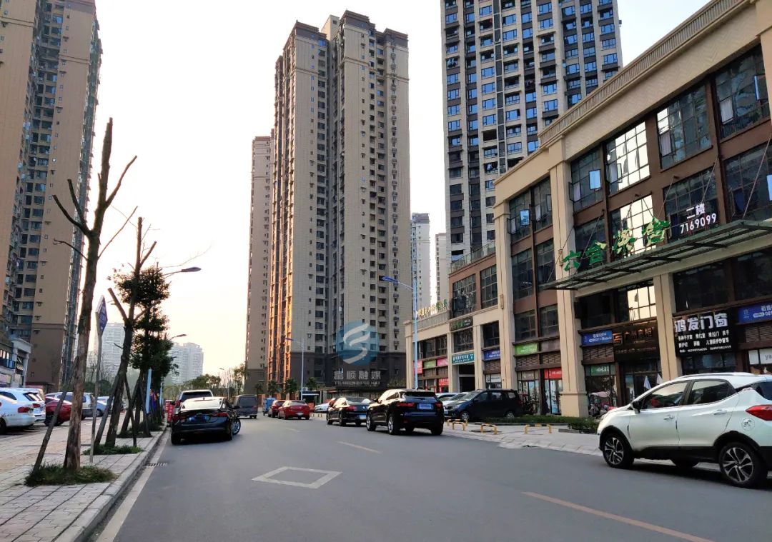 出行靠摸黑富顺这里的路灯竟成摆设