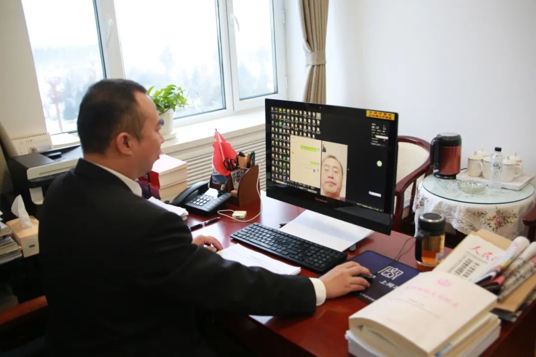 地区中院专审委李晓天视频连线呼玛法院检查督导信访工作