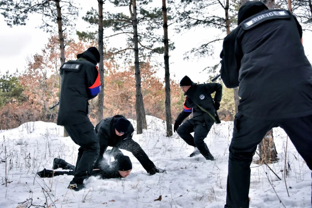 冬季整訓嚴寒勵鬥志風雪練尖兵七臺河公安特警冬季整訓進行時