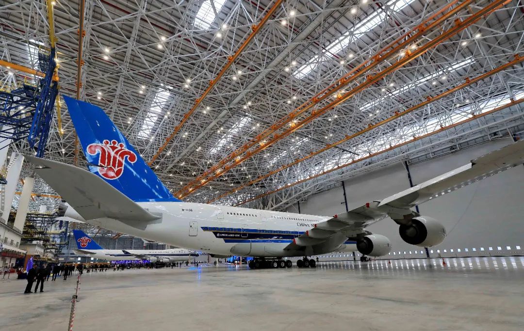 随着一架南航空客a380客机和一架波音b747货机同时缓缓滑入广州飞机