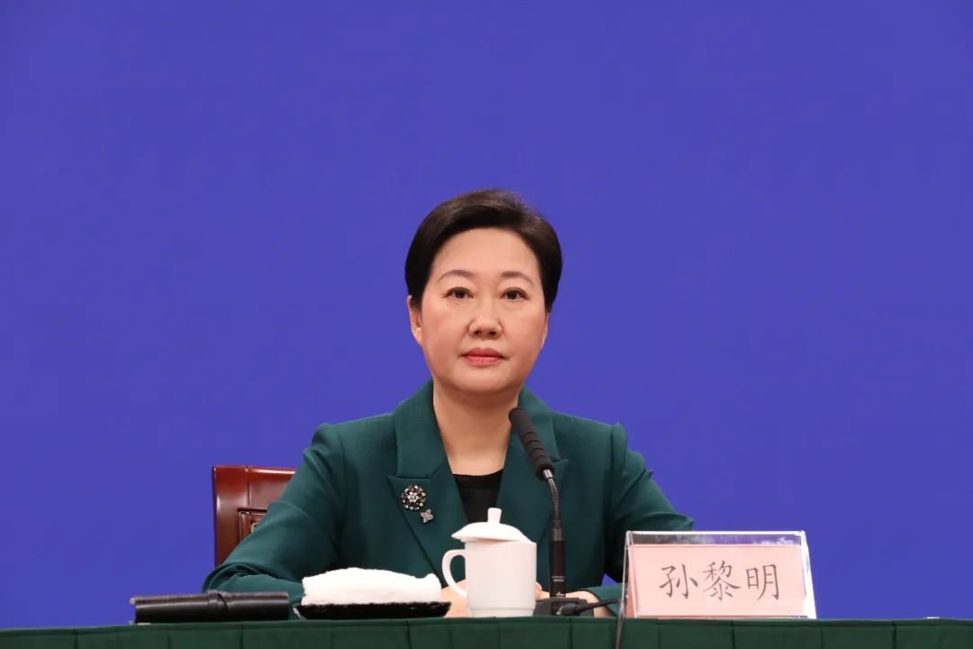 孙黎明:根据疫情防控相关规定,目前还处在被隔离的对象有:确诊病例