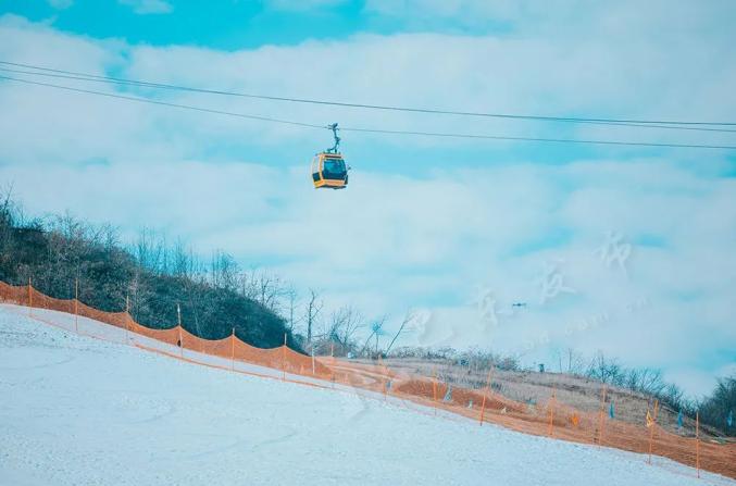 度假酒店(李永衡 摄)土家萌娃打卡滑雪场(李永衡 摄)巴东绿葱坡滑雪及