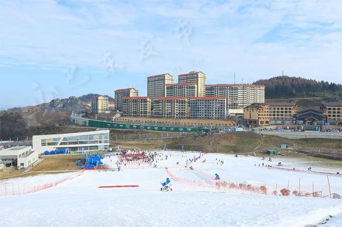 度假酒店(李永衡 摄)土家萌娃打卡滑雪场(李永衡 摄)巴东绿葱坡滑雪及