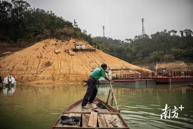 位於河源市的新豐江水庫,目前水位已經下降至94.38米,接近死水位.