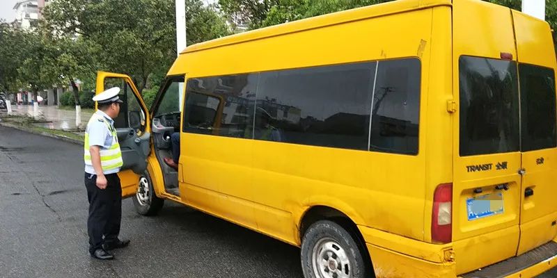 黑校车超员100驾驶人及托管中心负责人双双被判刑