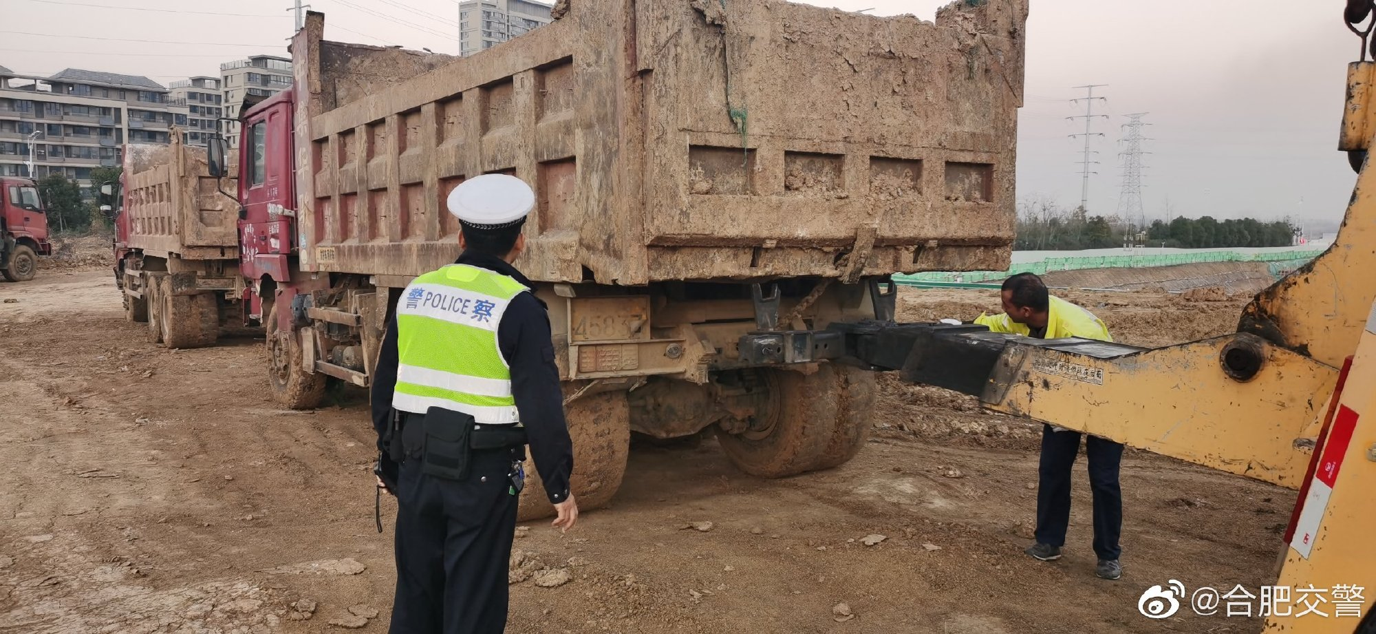 轄區包公大道與烈山路交口一施工工地內疑似存在報廢渣土車輛,交警