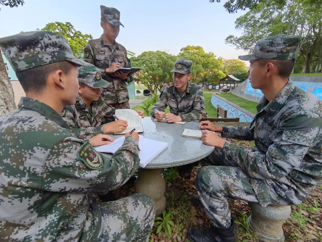 某海防旅针对个人消费情况,官兵之间相互提醒帮带,氛围浓厚.