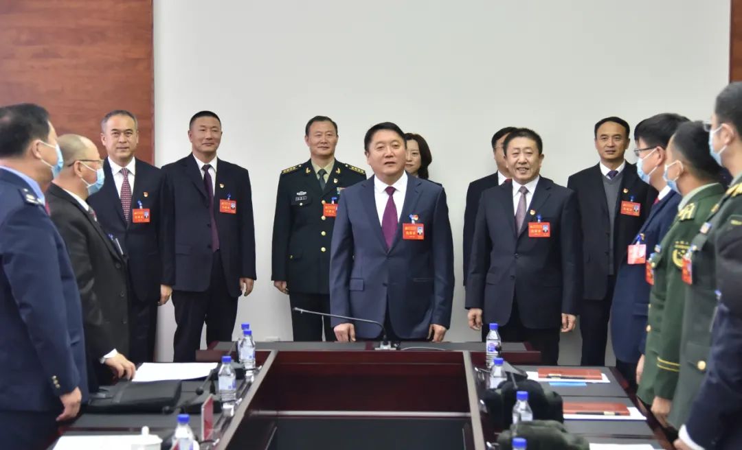 谢忠岩马坚等领导亲切看望党代表