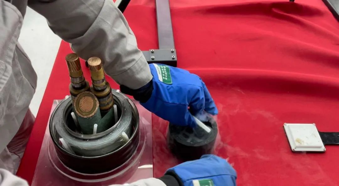 服务于一体,具备连续化生产大长度(500米)低温绝缘高温超导电缆的能力