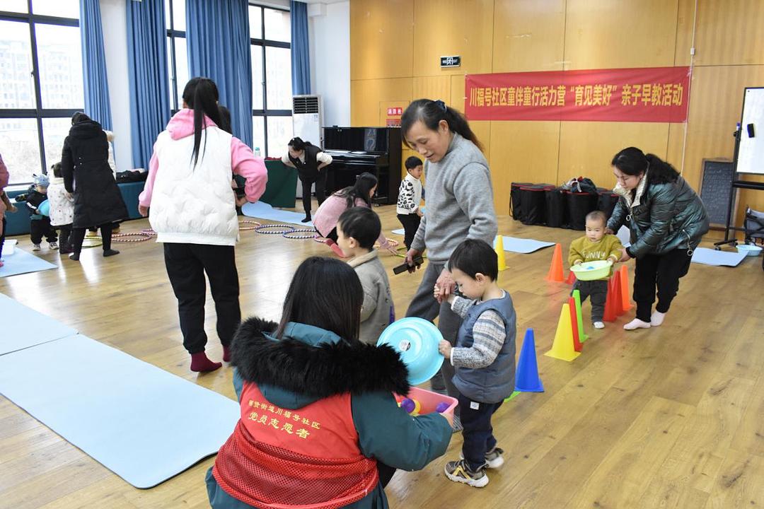 親子早教活動在拍手操中結束,孩子們在大人的鼓勵下和老師們相互道別