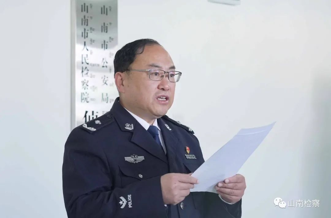 仪式上,由市政府副市长,市委政法委副书记,市公安局局长刘宗昌与市