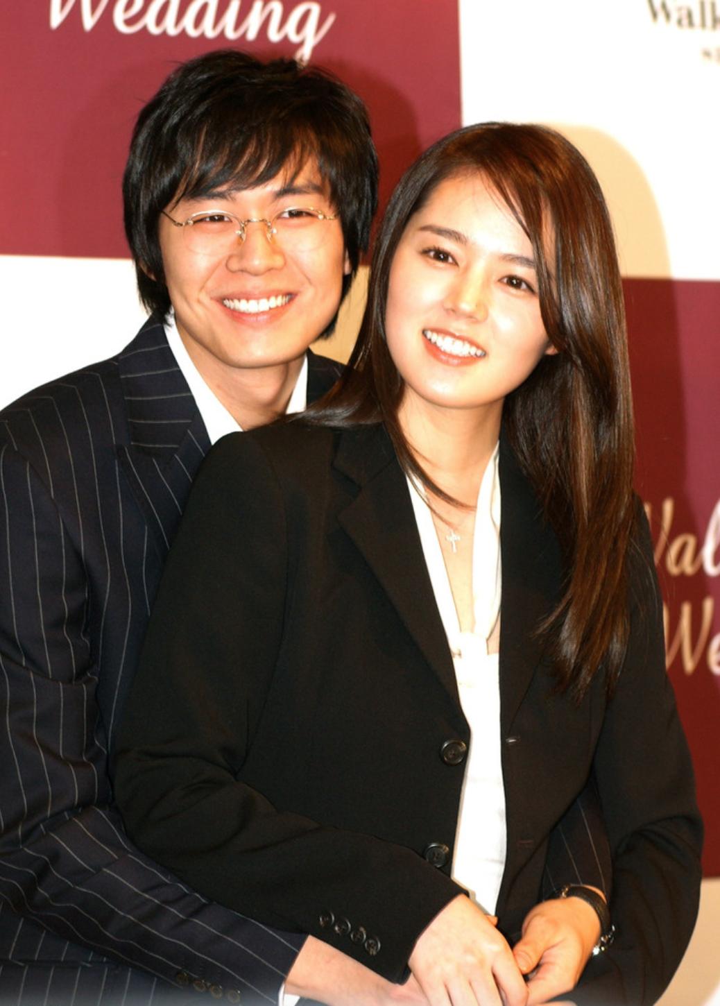 在《黄手帕》剧中,韩佳人饰演的赵善珠和延政勋饰演的尹泰英,是一对让