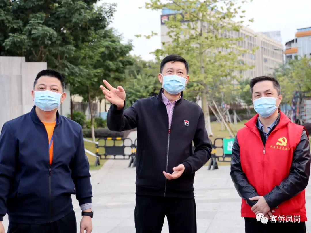 凤岗镇委副书记,镇长宁康(中)详细了解核酸采样点工作情况