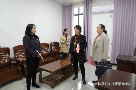 县人大常委会副主任覃坚丽到上林县妇女儿童活动中心调研