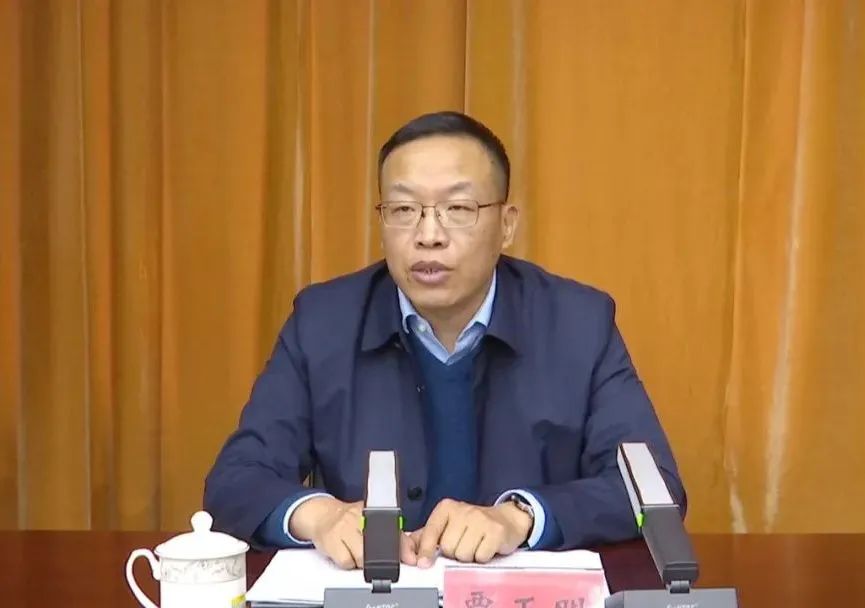 市委宣讲团成员,市委宣传部主持日常工作的副部长贾玉明作宣讲报告.