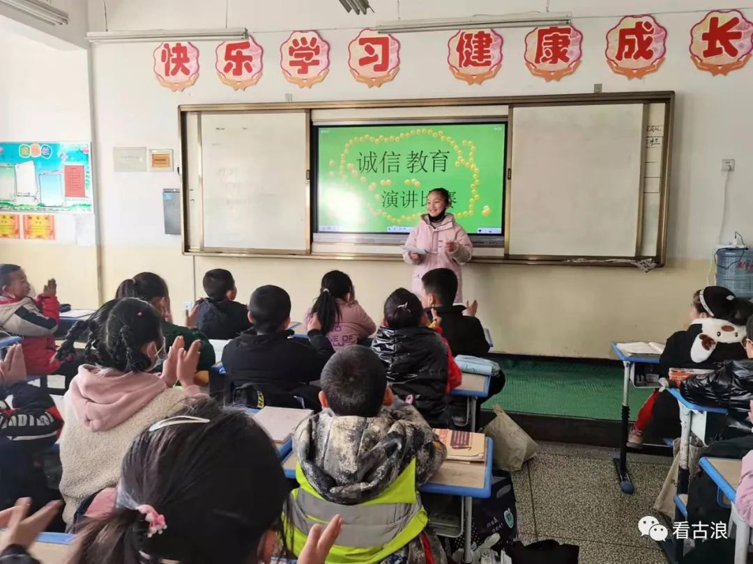 主题班会,写学习心得等丰富的学习活动,着力加强未成年人思想道德建设