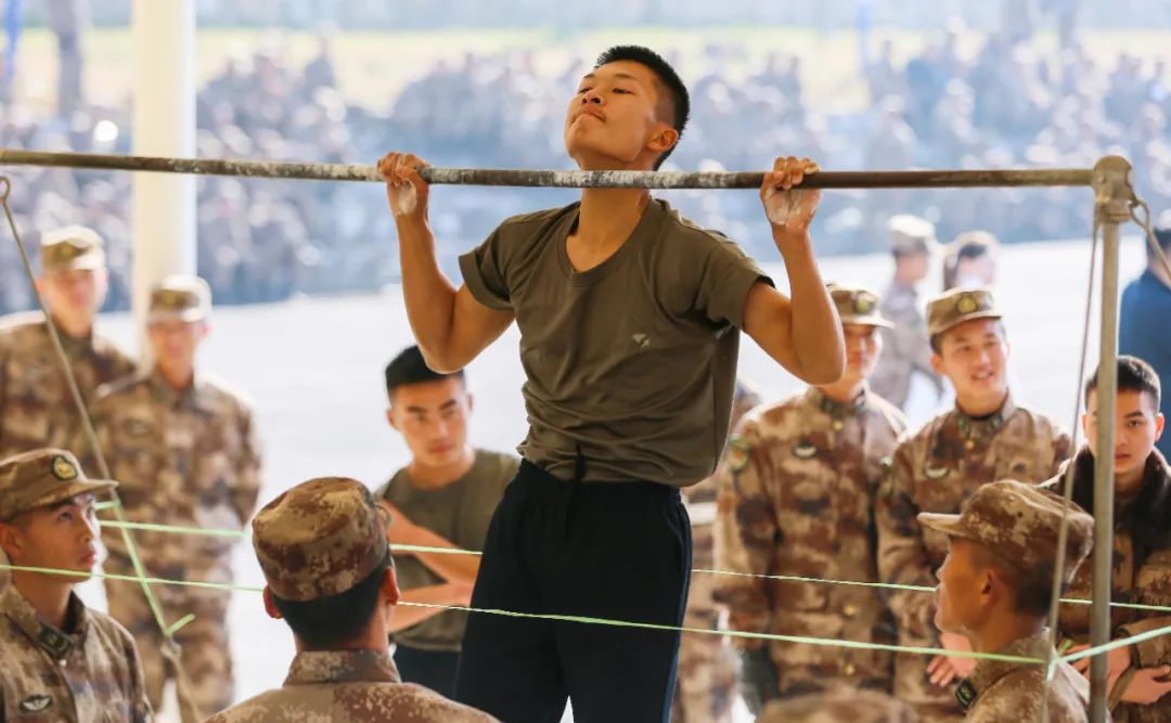 引体向上比赛▲战士赖谷生取得引体向上第一名后,手上都是伤口,卫生