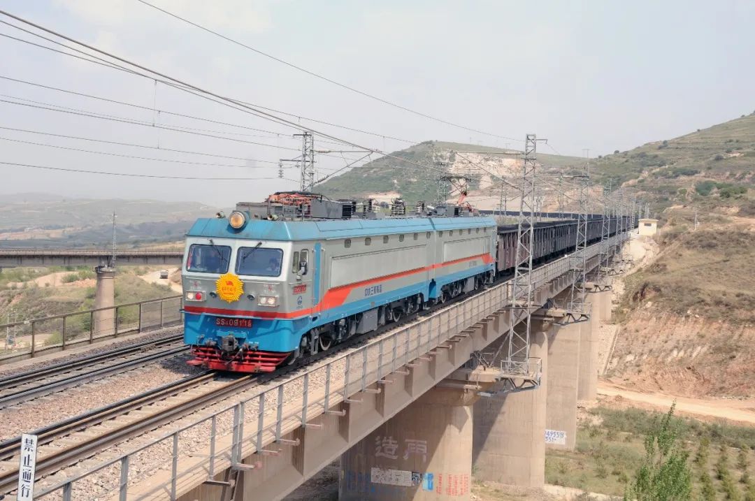 轴重25吨我是"神华号"8轴交流电力机车"神华号"8轴交流电力机车3启