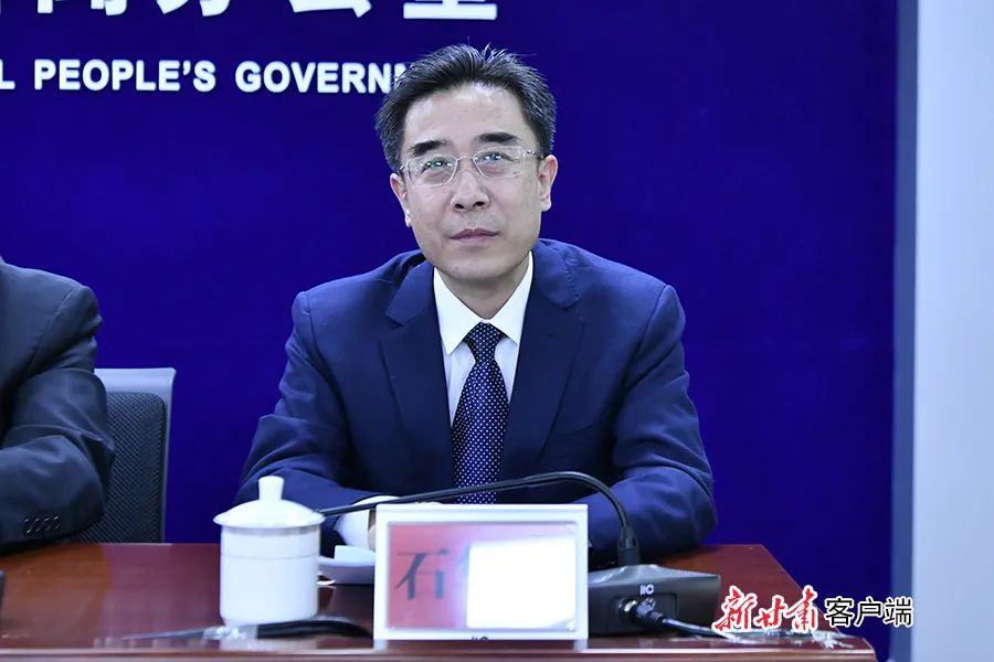 省交通运输厅党组成员,副厅长石华雄石华雄:"两节"将至,境外回国人员