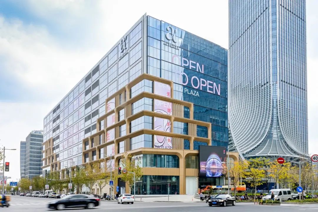 则为周边居民,企业白领以及游客,作为西岸艺术的延伸,ai plaza西岸