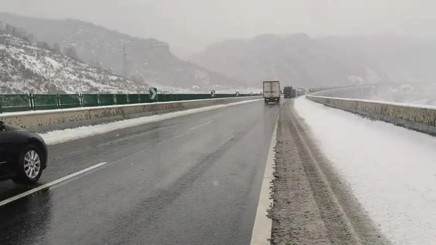 今明两天雪天来袭学会这几个技巧冰雪路面行车安全值提升200