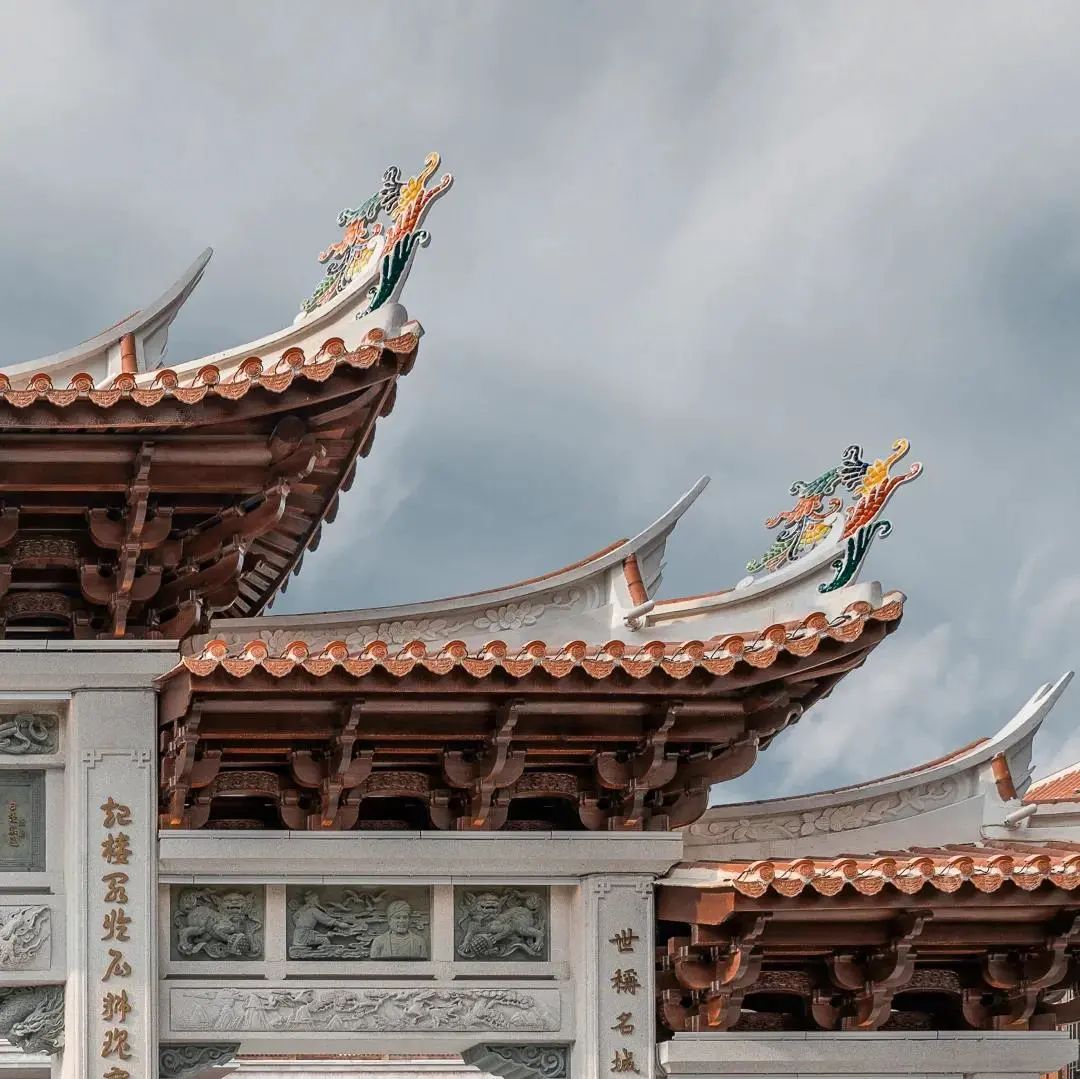 将泉州古代建筑中的剪瓷雕作为点缀加工形成贴雕人物,动物,花卉,山水