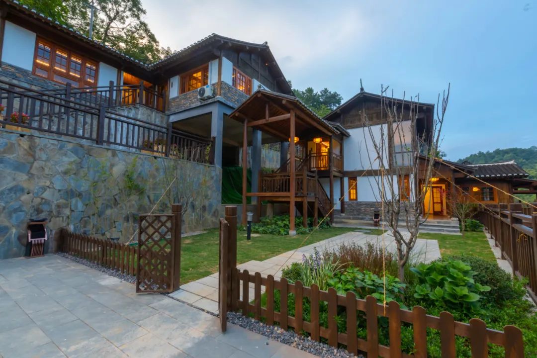 观溪院这里拥有22栋旅养民宿和康养民居,共61间房,房子依水而建,极大