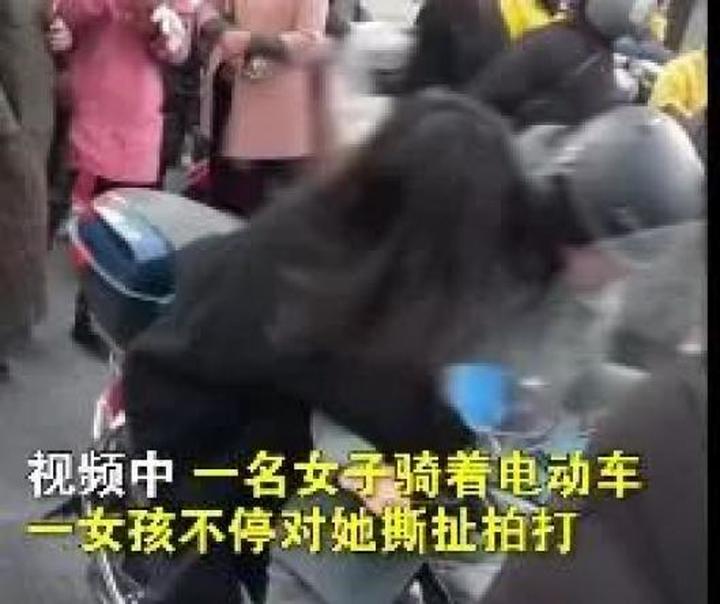 15岁女生当街暴打母亲,是谁把她逼成“坏人”的? 15岁女生当街暴打母亲,是谁把她逼成“坏人”的?