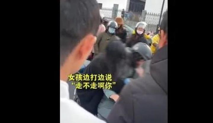 15岁女生当街暴打母亲,是谁把她逼成“坏人”的? 15岁女生当街暴打母亲,是谁把她逼成“坏人”的?