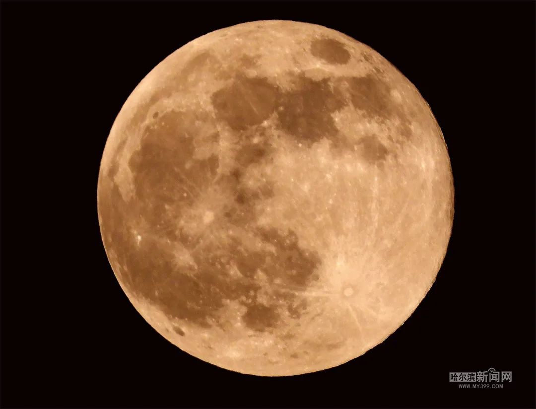 年度最小满月亮相超级小月亮也是那么美