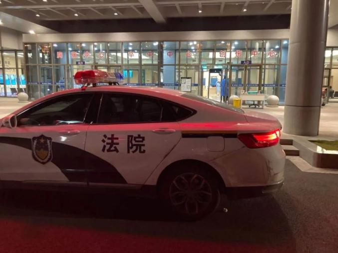 战疫这辆法院警车一路飞驰奔向医院原因这么暖