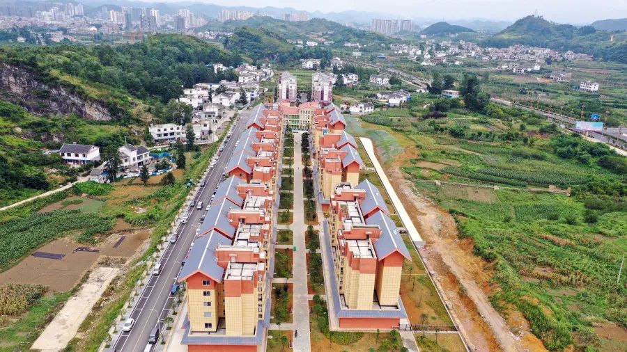 党徽之光 沐浴搬迁群众美好生活