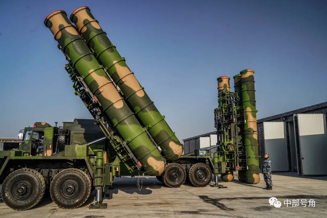 导弹起竖,雷达飞转,战勤号手快速穿梭在战位之间,瞬时间进入对空抗击