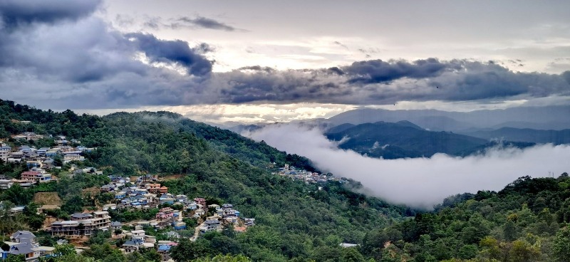 站在山顶可一览云海之美,看远处云浪滚滚涌来登上基诺山,南糯山,滑竹