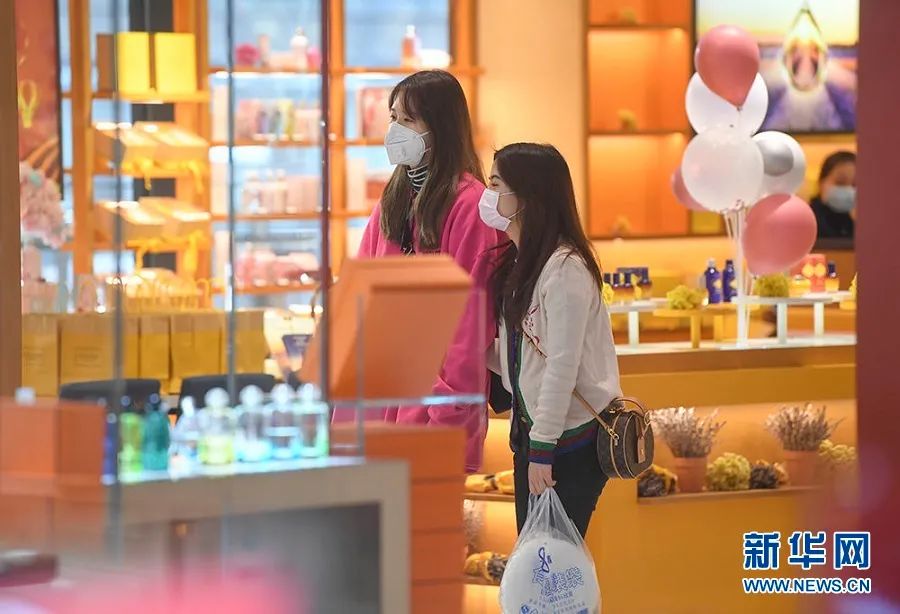 消费者在逛商场.新华社记者王全超摄