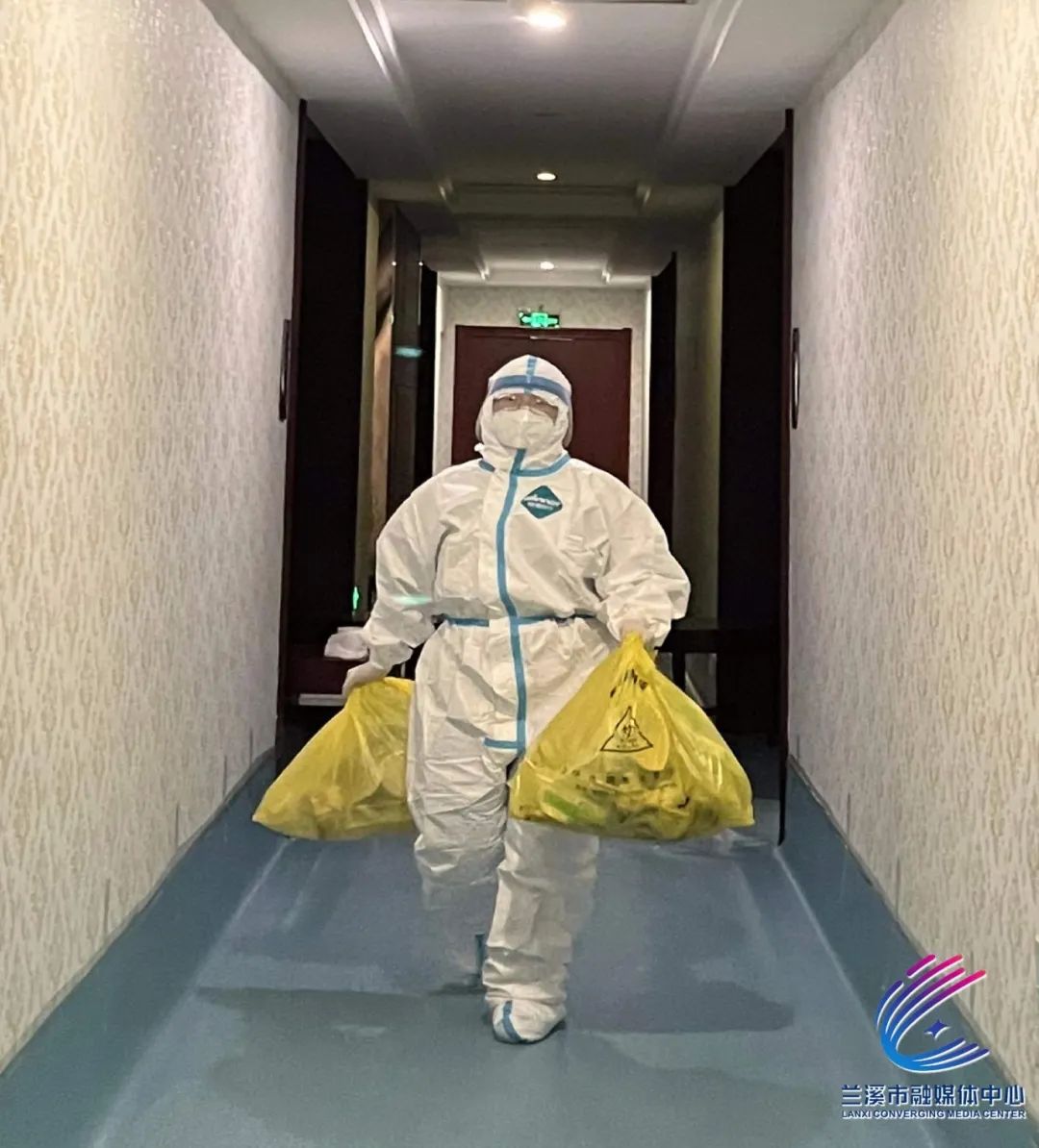 记者了解到,今年28岁的高雪成为医生的时间并不久,今年8月她才结束