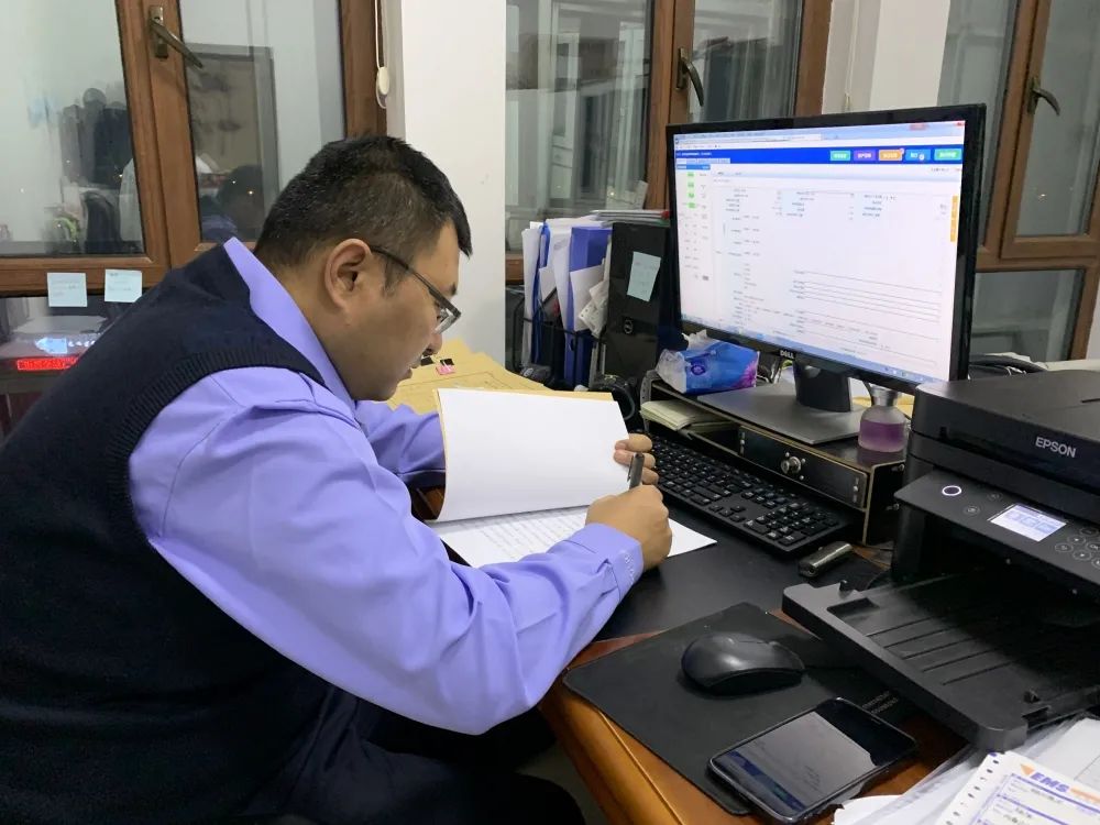 加班进行时,额尔古纳市人民法院办公楼灯火通明下面就来一组照片让你