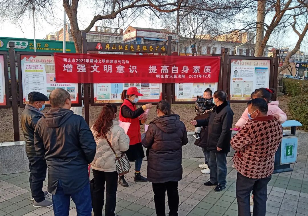 强调加强精神文明建设的必要性,现场普及理想教育和道德教育,引导群众