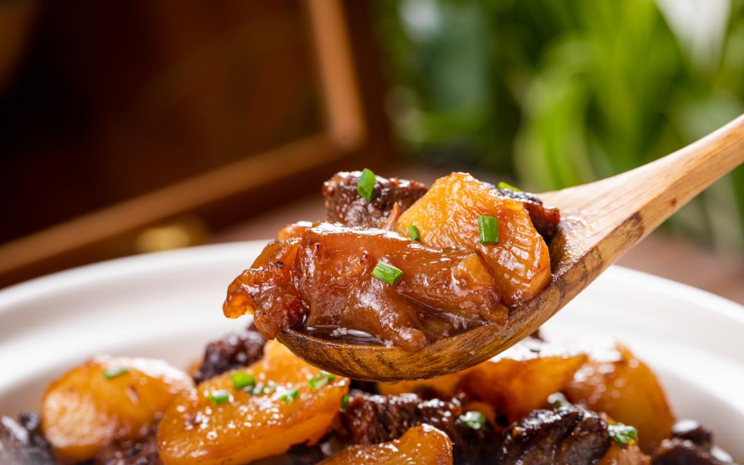 今天带来一道又香又糯,汁浓入味的砂锅菜——牛筋牛腩萝卜煲!