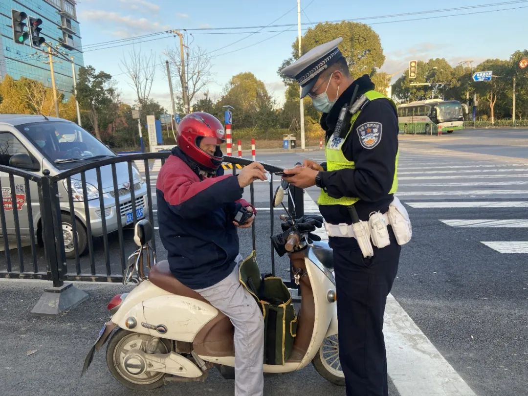 礪劍1號上海警方嚴查非機動車交通違法