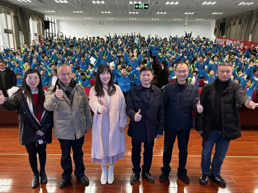 老师,通过"航空筑梦·少年图强"的主题分享,让邛崃市羊安小学的同学们