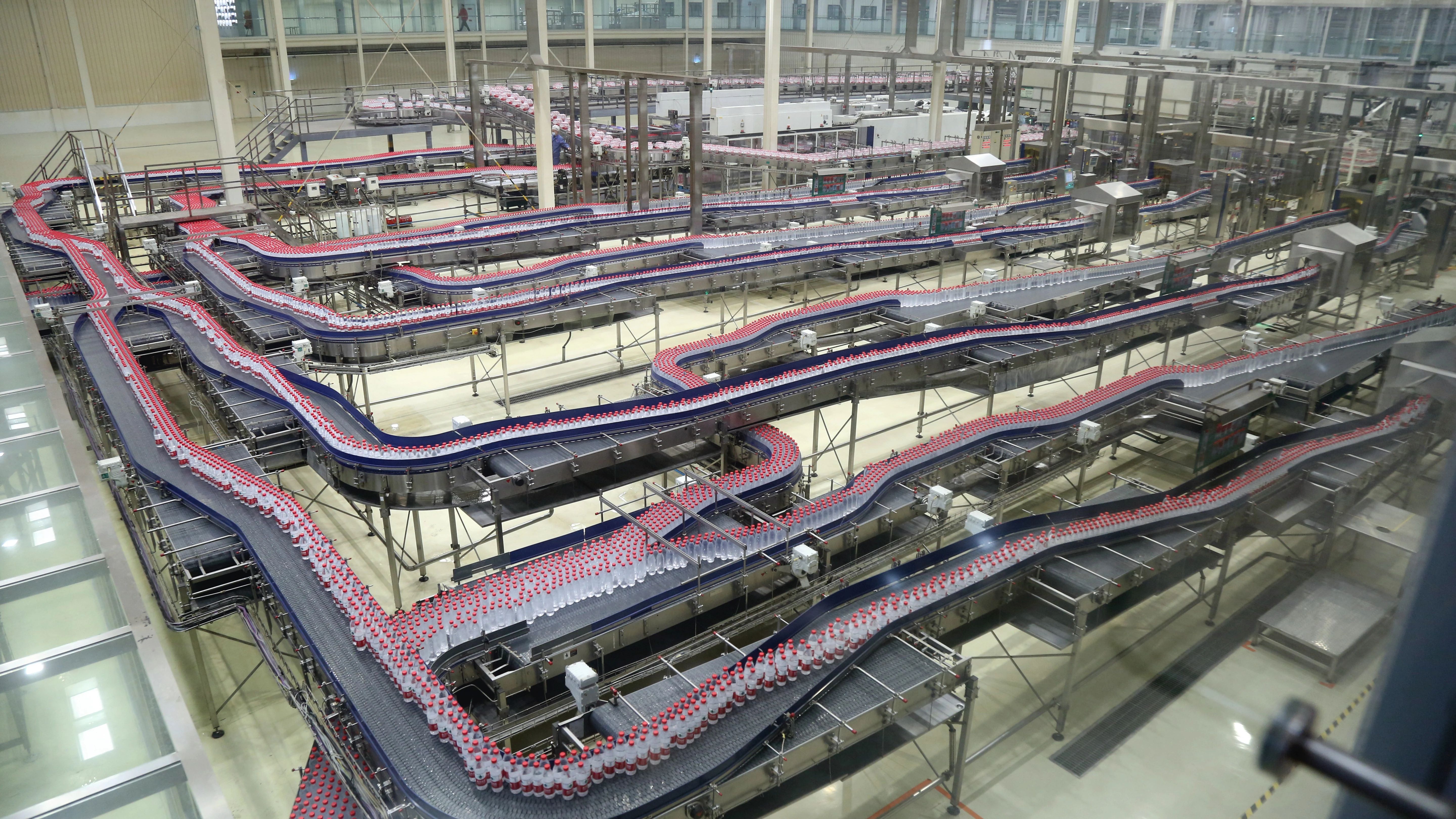 靖宇矿泉饮品产业特色园区内的矿泉水生产线保护生态就是保护民生