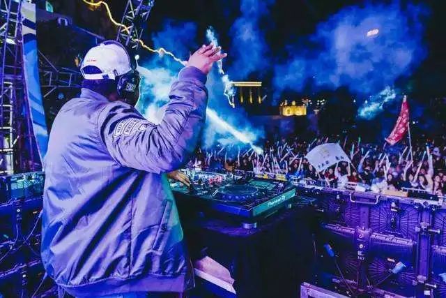 1717 场馆:北京市 | 糖果tango-雍和宫店三层当音乐与粉红碰撞从