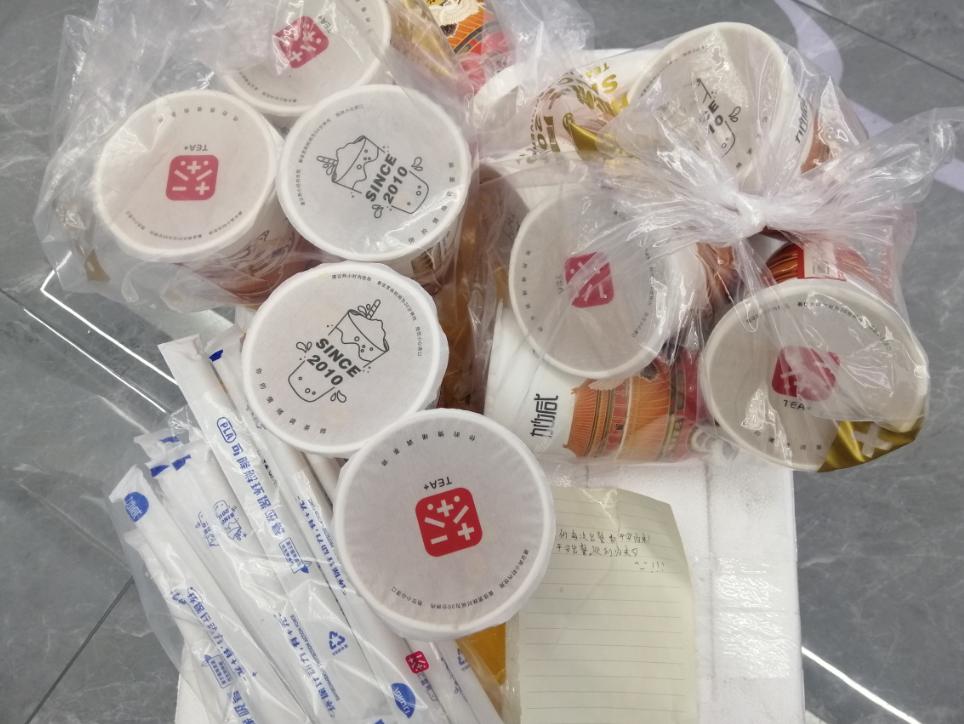 有市民匿名给蓝朋友送了50杯奶茶还留了张字条