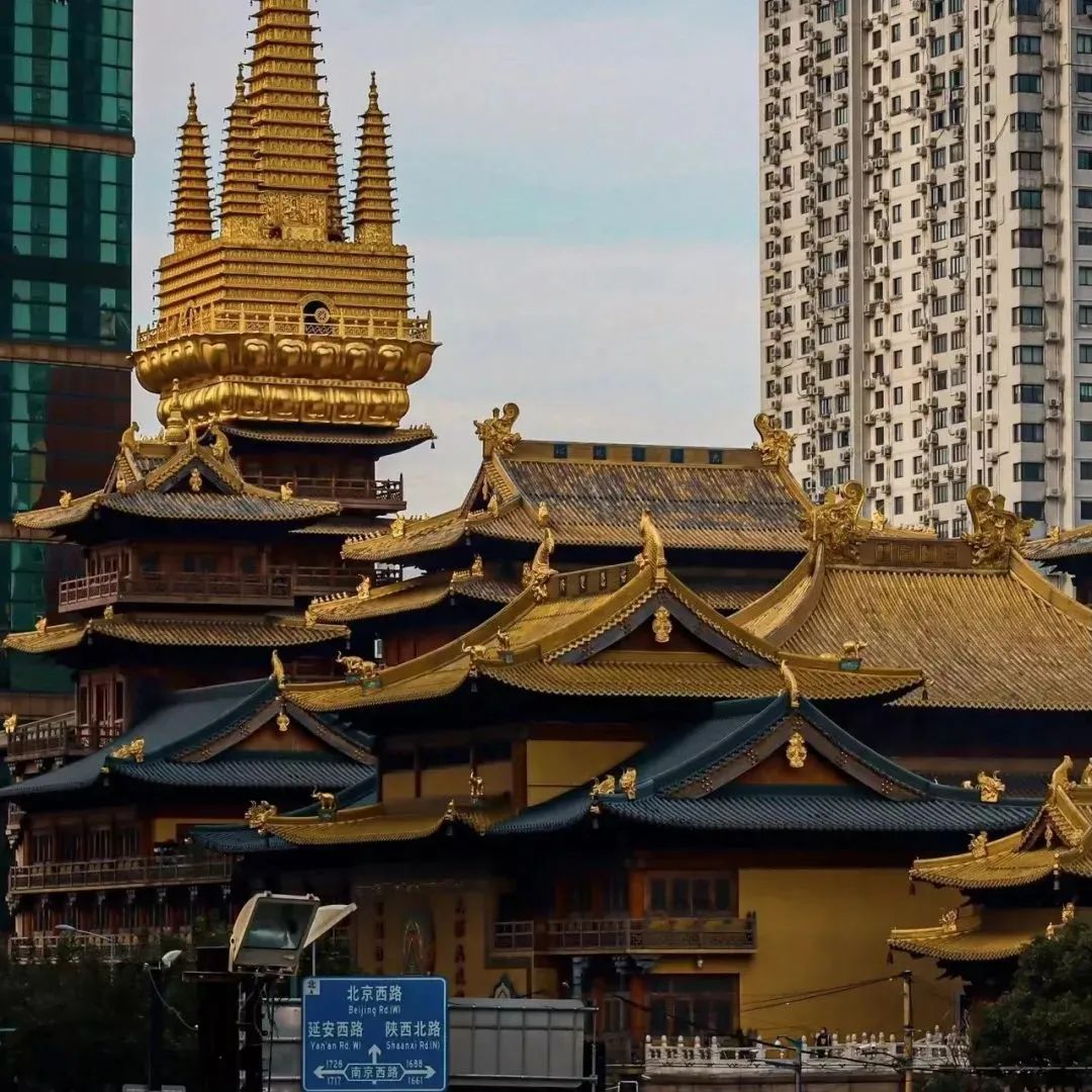 再到充滿海派風情的愚園路逛到莊嚴的靜安寺你可以從繁華的黃金商圈老