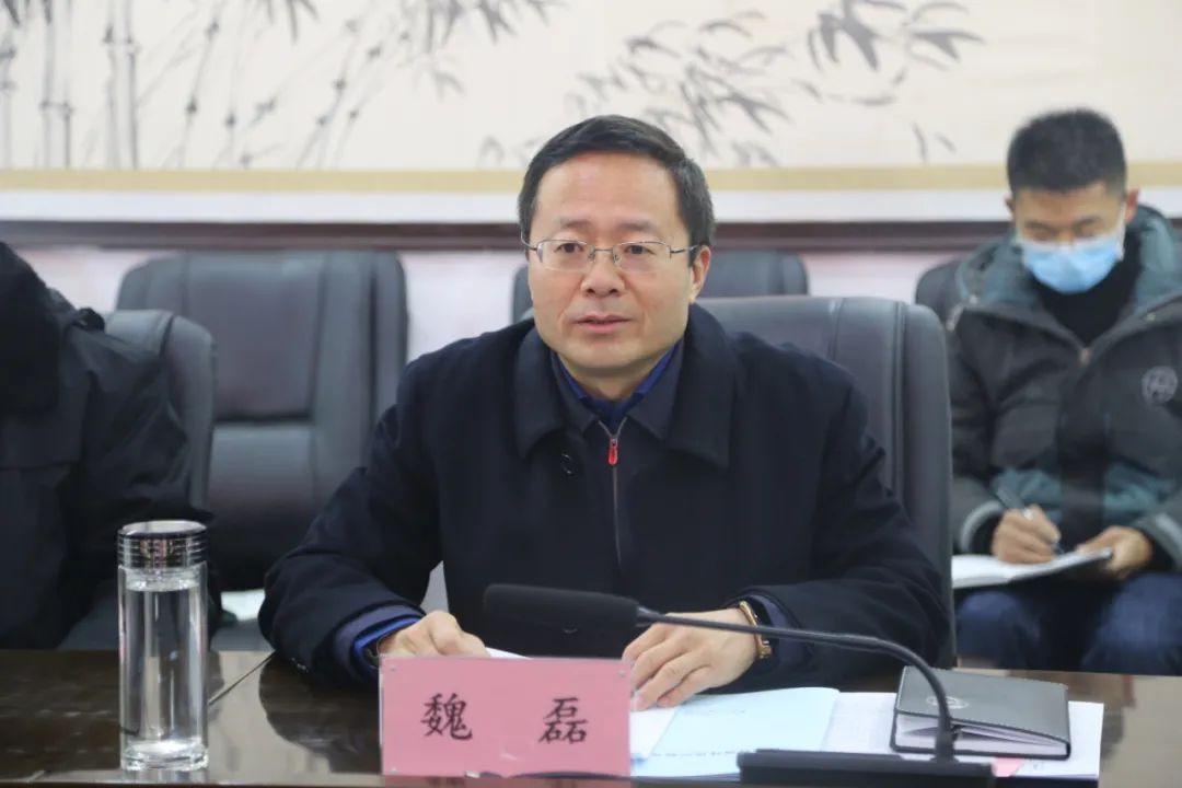 在座谈会上,魏磊院长介绍了新郑市概况和新郑法院队伍建设,审判执行