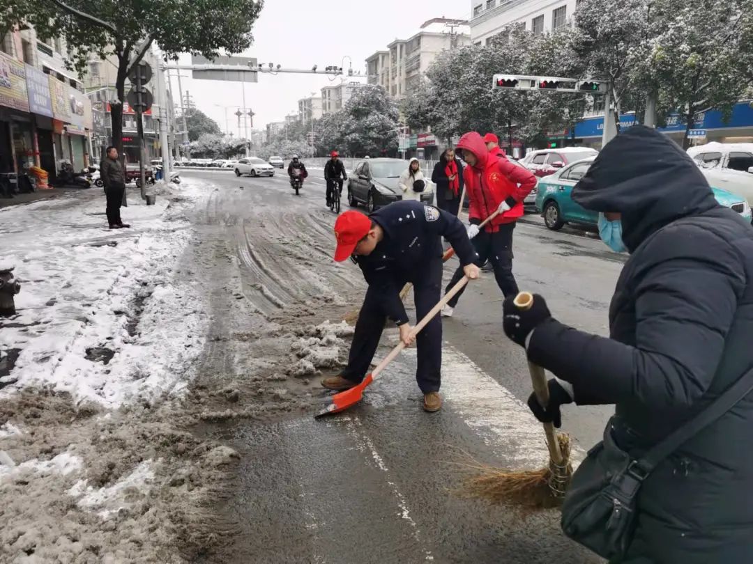 幹警們的紅馬甲在皚皚白雪中成為一道靚麗的風景.